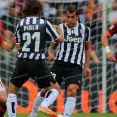 Pirlo-Tevez_6575