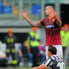 Tevez-Nainggolan_8111